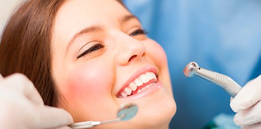 Clínica Dental Austrias rostro de una mujer sonriendo